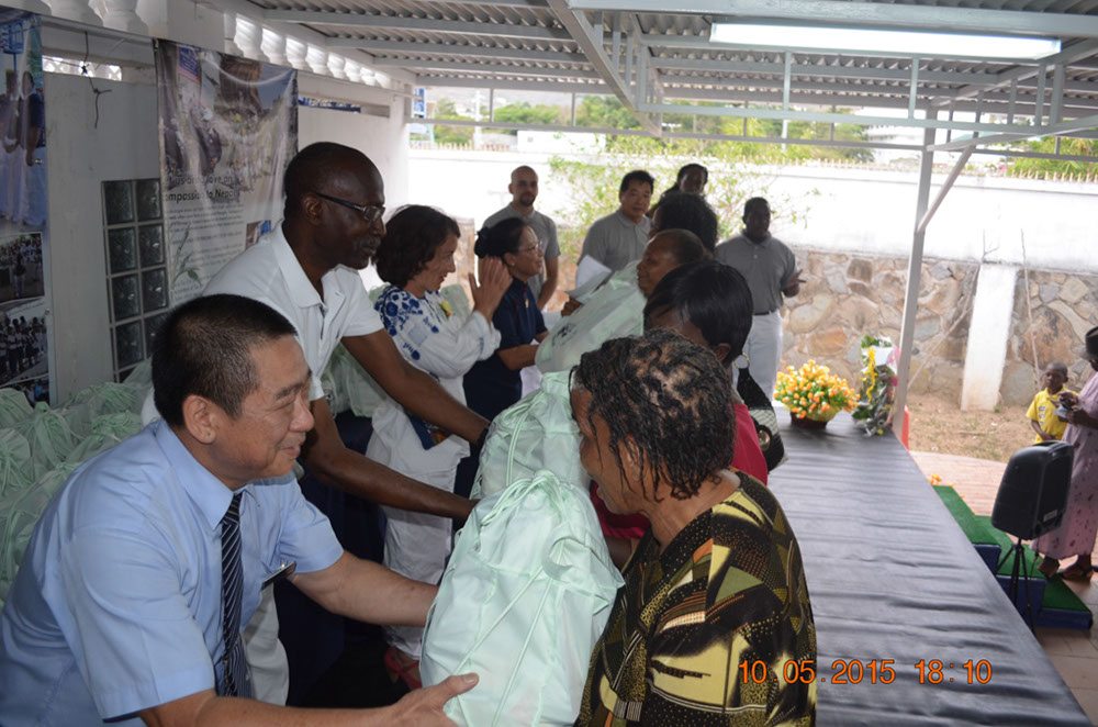 Tzu Chi spreads love at triple celebration-Donates relief items to 100 families